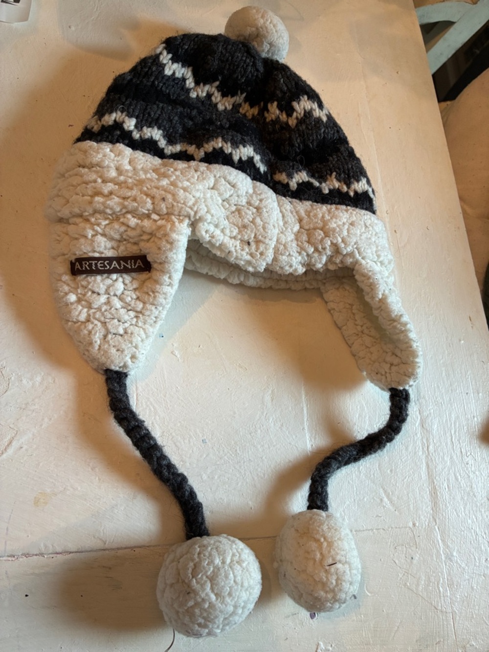 Artesania Kids Sherpa-Lined Pom Pom Earflap Hat in Black & Cream